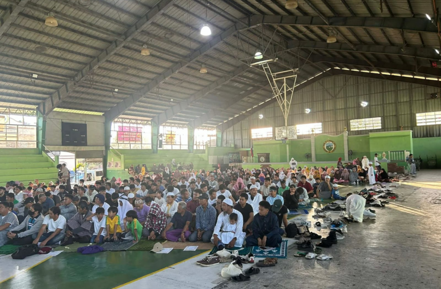 Salatul Eid in Plaza Florida Blanca:&hellip;